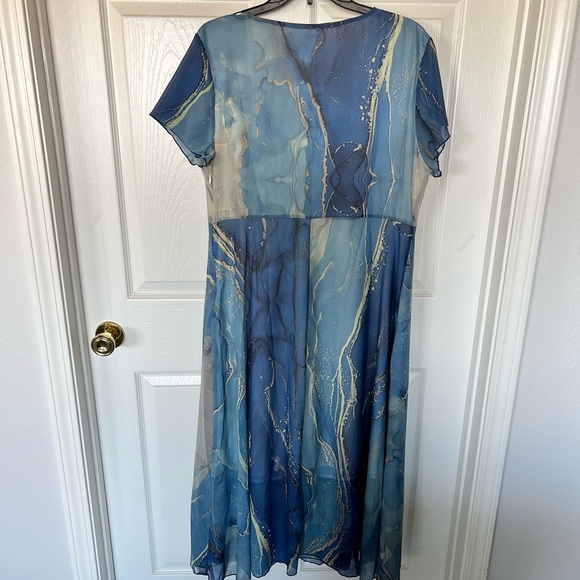 Brand new Lovely Dress with short sleeves - Picture 2 of 2